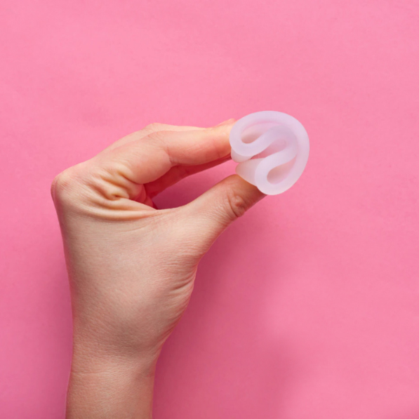 jak-se-zavadi-menstruacni-kalisek